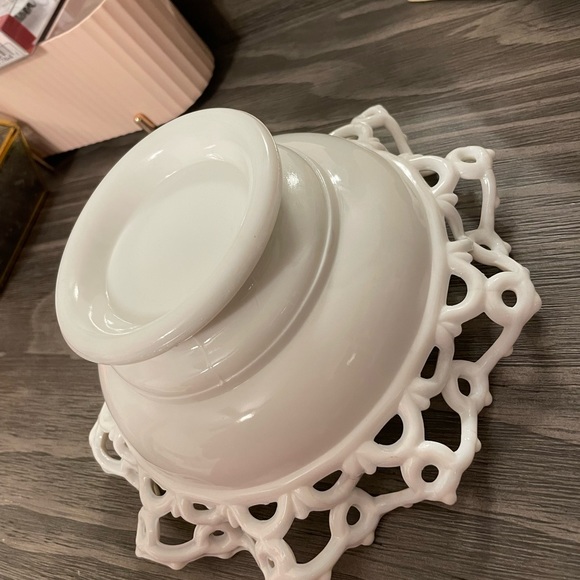 Milk glass lace edge bowl - Picture 6 of 7